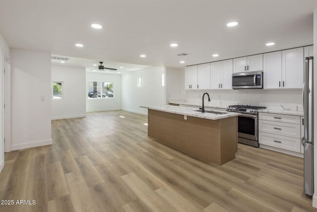 Building Photo - 1440 E Pierce St