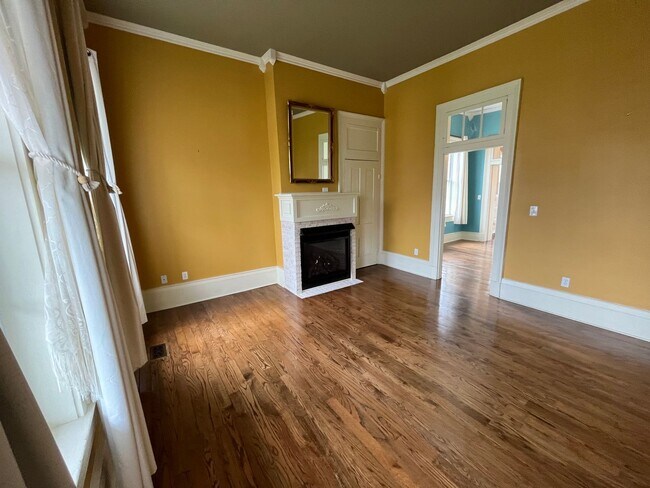 Building Photo - Premium location!  Downtown 3BR 2.5BA with 2 car garage