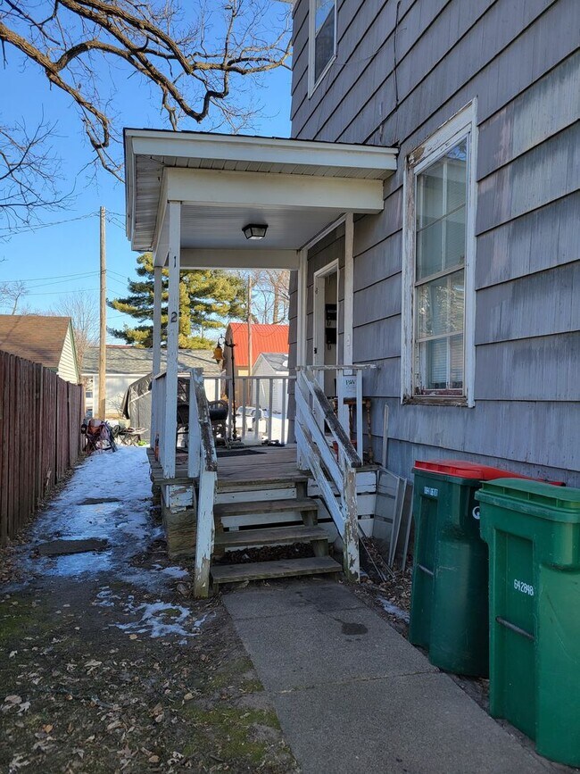 Building Photo - 315 E Maple St