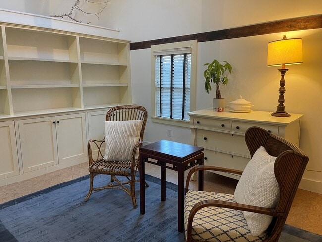 Building Photo - 2 Summit St