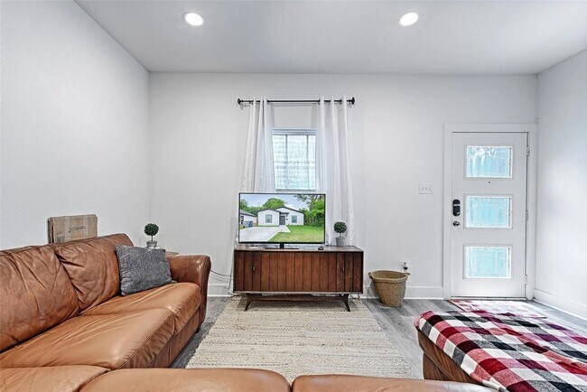 Building Photo - Modern 3BR/2BA Home with Washer/Dryer and ...