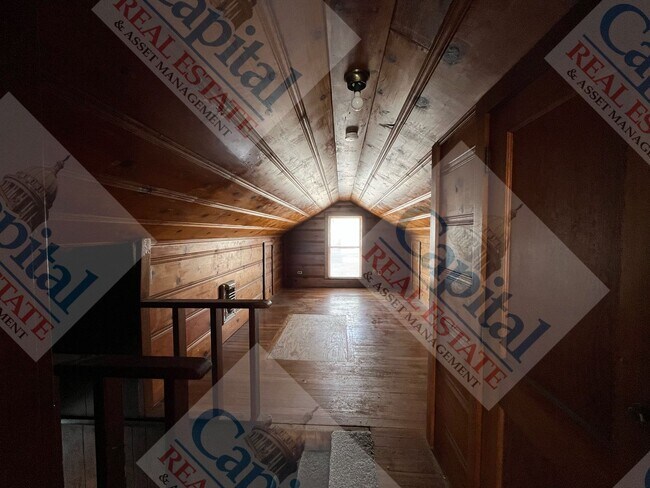 Building Photo - Charming 3 Bedroom