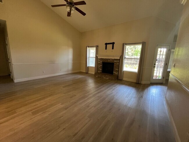 Building Photo - Beautiful Home for rent in Visalia, Ca