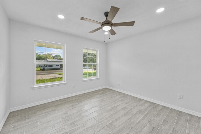Building Photo - 22 13th Ave N