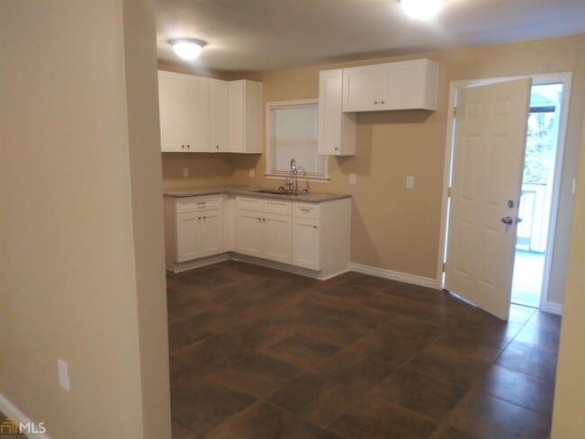Building Photo - 2304 Swallow Cir SE
