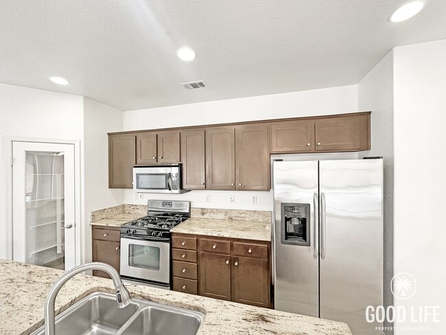 Building Photo - Welcoming 2B/2BA Condo with Balcony, In-Unit Laundry and Pool Access.