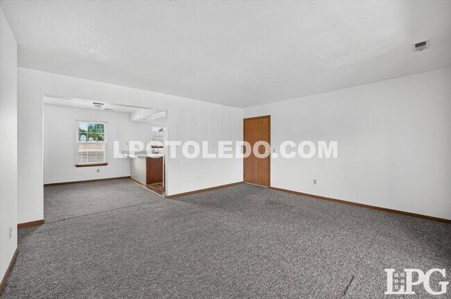 Building Photo - 811 Hilltop Ln