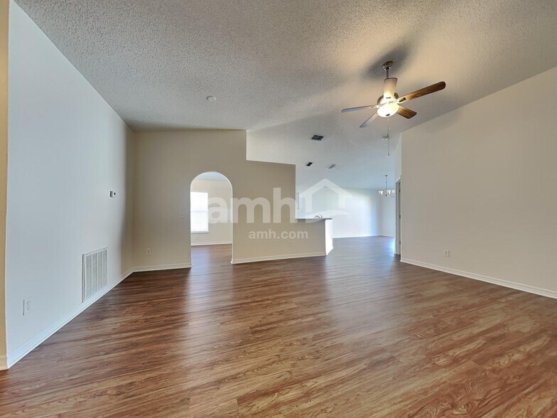 Building Photo - 914 Stallion Way