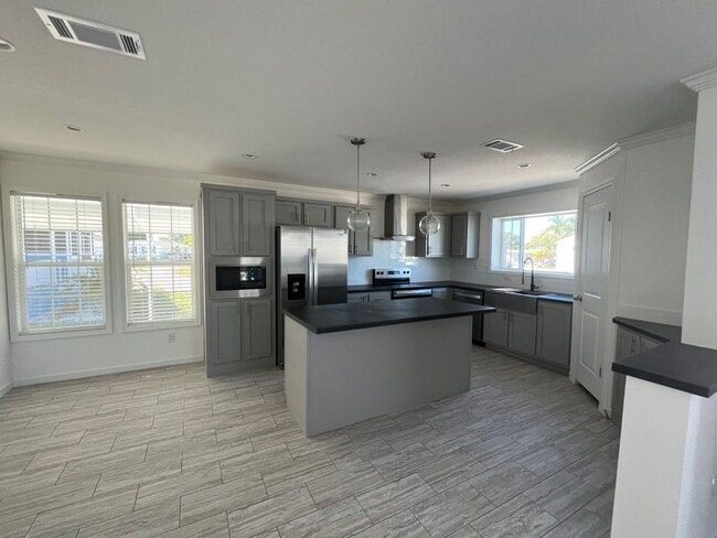 Building Photo - 18 Eland Dr