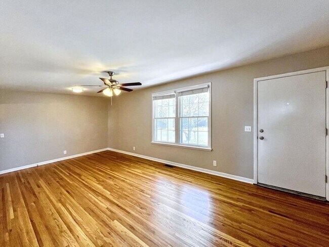 Building Photo - 3-Bedroom Home in a Convenient Location / ...
