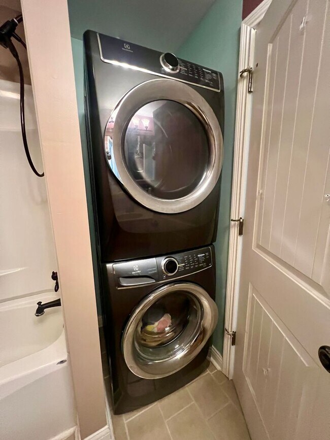 Building Photo - Gorgeous brick home with room to roam!