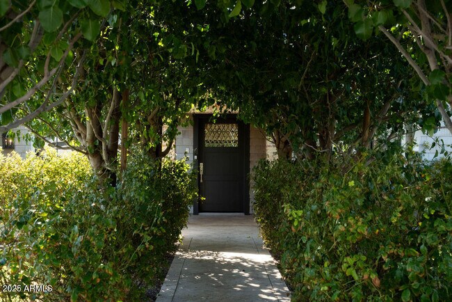 Building Photo - 5838 E Calle Del Paisano
