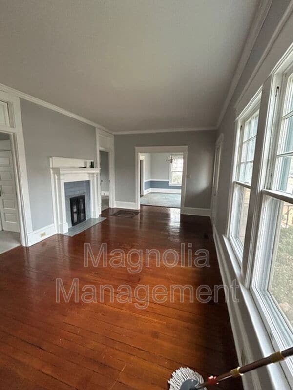 Building Photo - 107 W Jennette Ave