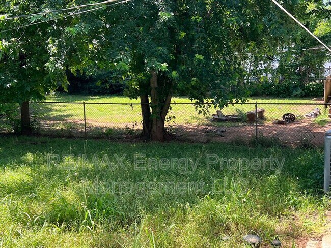 Building Photo - 2224 Doris Ave