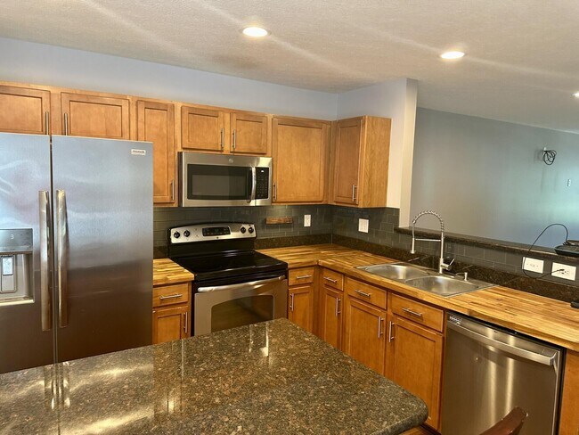 Building Photo - 5895 Canyon Creek Dr