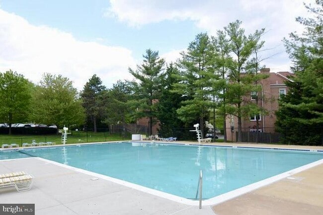 Building Photo - 6001 Arlington Blvd