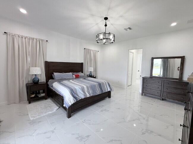 Building Photo - 5 Bedroom and 6 Bathroom, Lake view House