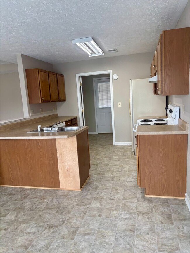 Building Photo - 3 Bedroom 2 Bath House