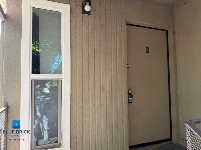 Building Photo - 13238 Vanowen St