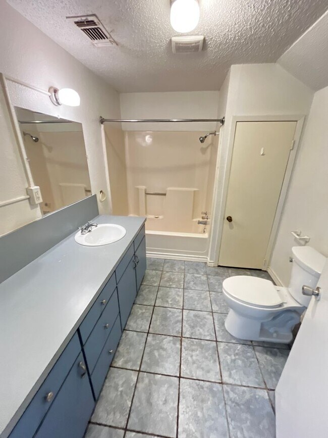 Building Photo - Perfect Rental for Families — Great Location!