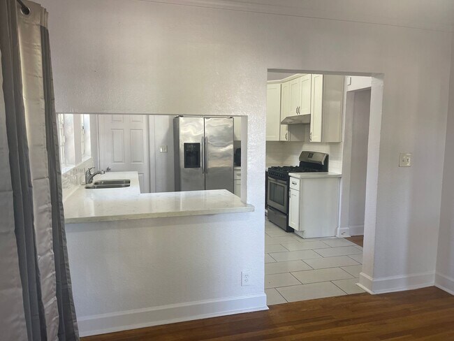 Building Photo - Cozy 2 bedroom bungalow home near UOP