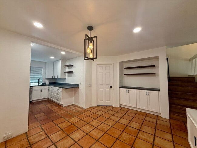 Building Photo - Beautiful 3 bedroom (2 bed + den/office) t...