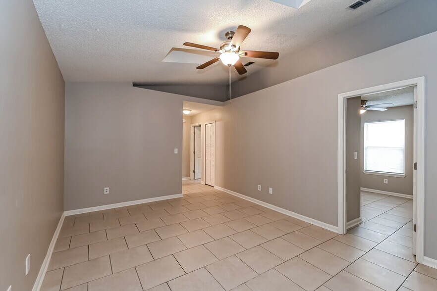 Building Photo - 9956 Somerset Grove Ln