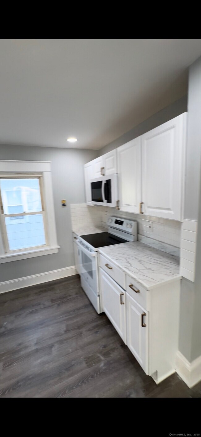 Building Photo - 95 New Canaan Ave