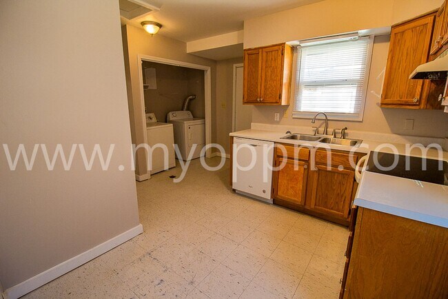 Building Photo - Recently Updated House | Old Towne Bellevue