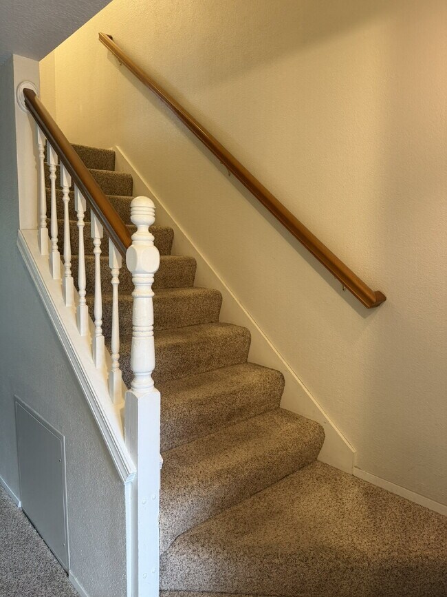 Building Photo - 2 Bedroom Townhome in Kent, Available for Immediate Move In