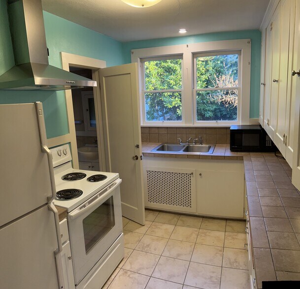 Kitchen - 412 John Adams St