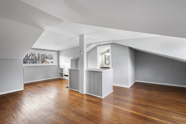 Building Photo - $2,000 / 3 br / 2.0 ba / 1,249 sqft
