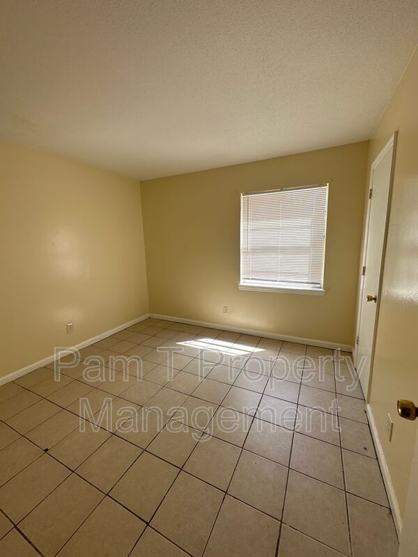 Building Photo - 3 Oak Forest Ln