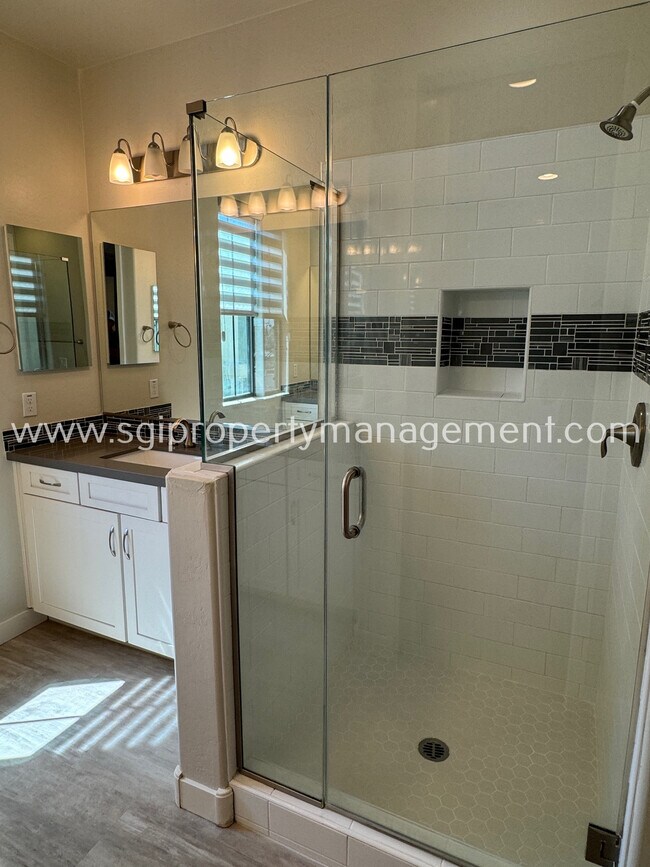 Building Photo - Luxurious Biltmore Townhome