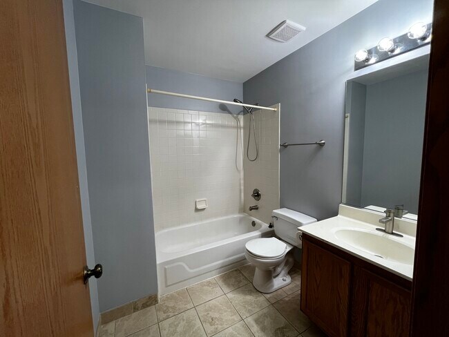 Building Photo - 2828 Alameda Ct