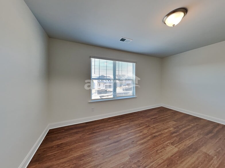 Building Photo - 183 Larragan Dr