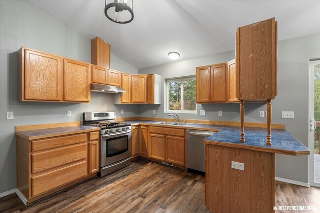 Building Photo - 3 Bedroom W/ Mother in Law Suite | 2 Bathr...