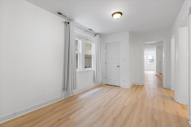 Building Photo - 4 bedroom in Chicago IL 60626