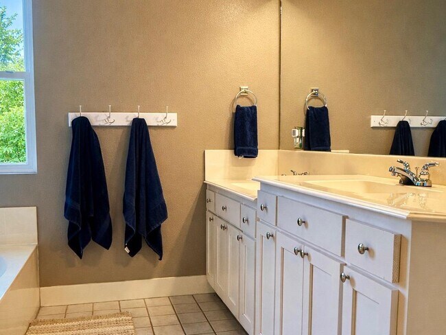 Building Photo - 945 Wesley Ridge Dr