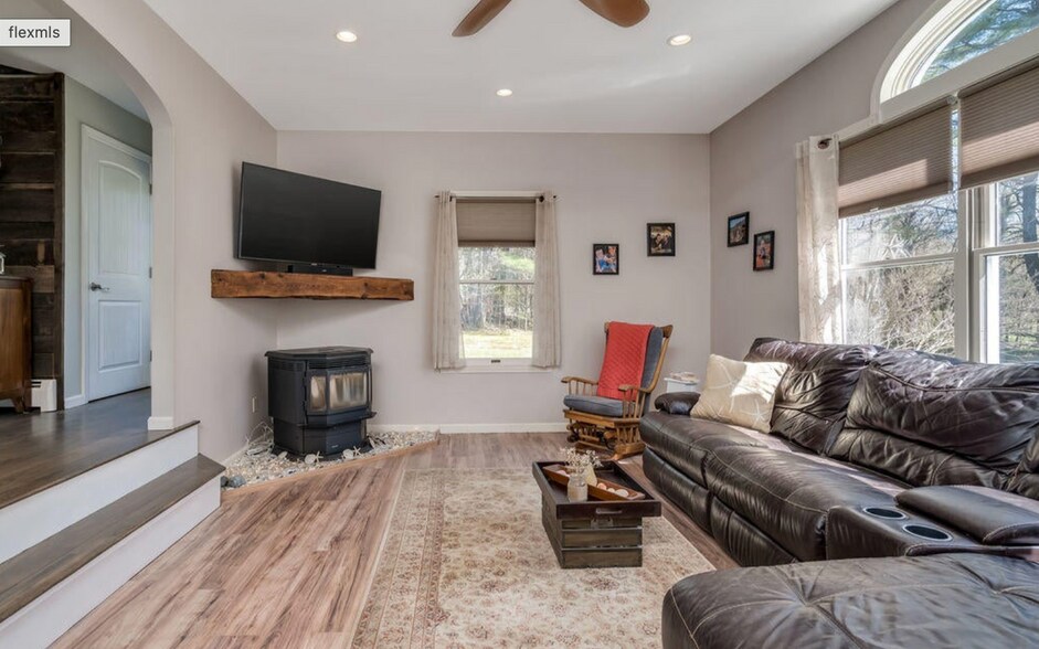 Building Photo - 13 White Pine Ln