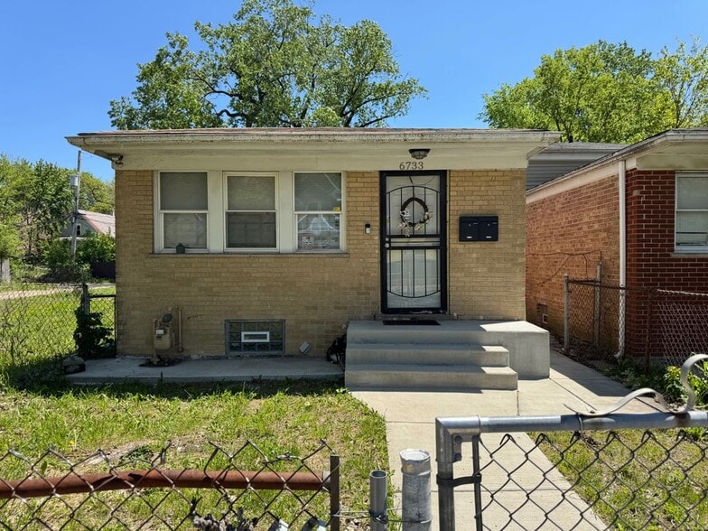 Building Photo - 5921 S Racine Ave