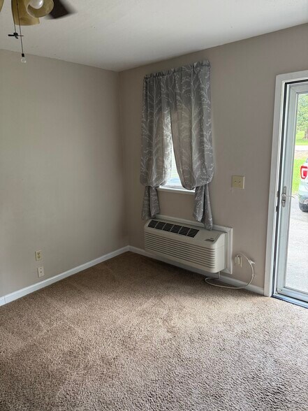 Living room - 981 Charlotte Ave