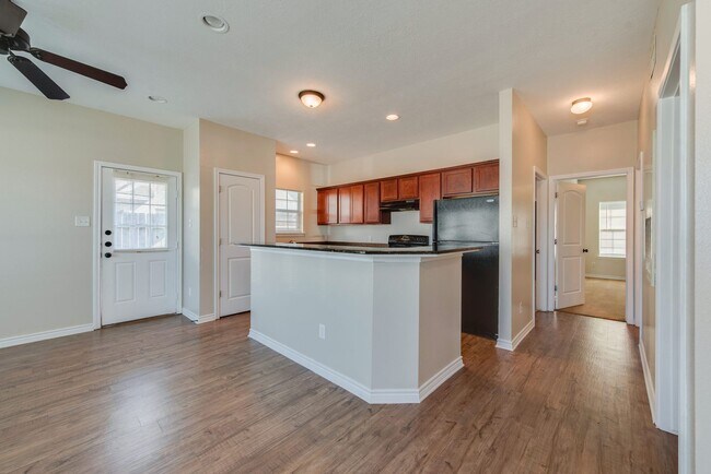 Building Photo - 3 Bed + 3 Bath - Spacious Duplex