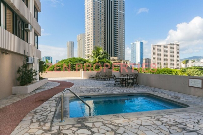 Building Photo - Furnished 2 bdrm / 2 bath unit at The Windsor Waikiki