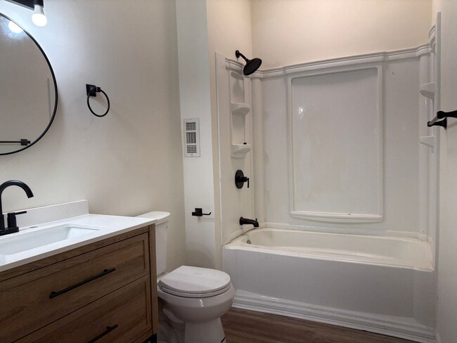 Building Photo - 2 Bedroom, 1 Bathroom House in High Point!