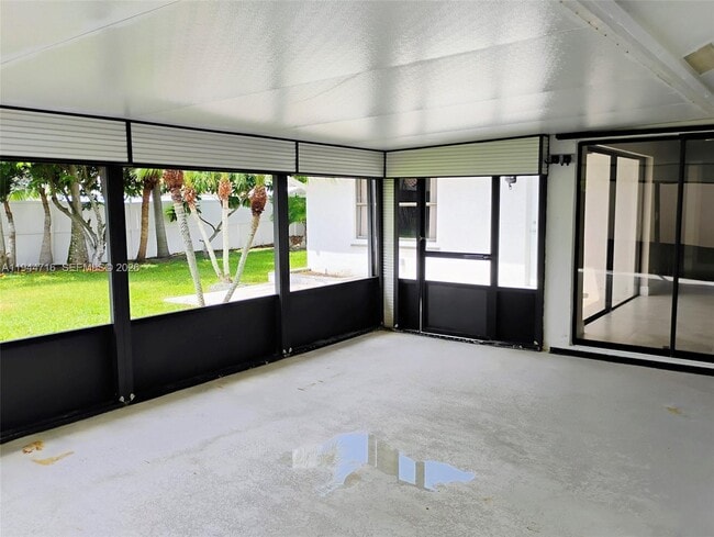 Building Photo - 9654 Sun Pointe Dr