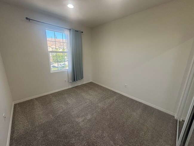 Building Photo - Stylish 3 Bedroom Home in the Gated River ...