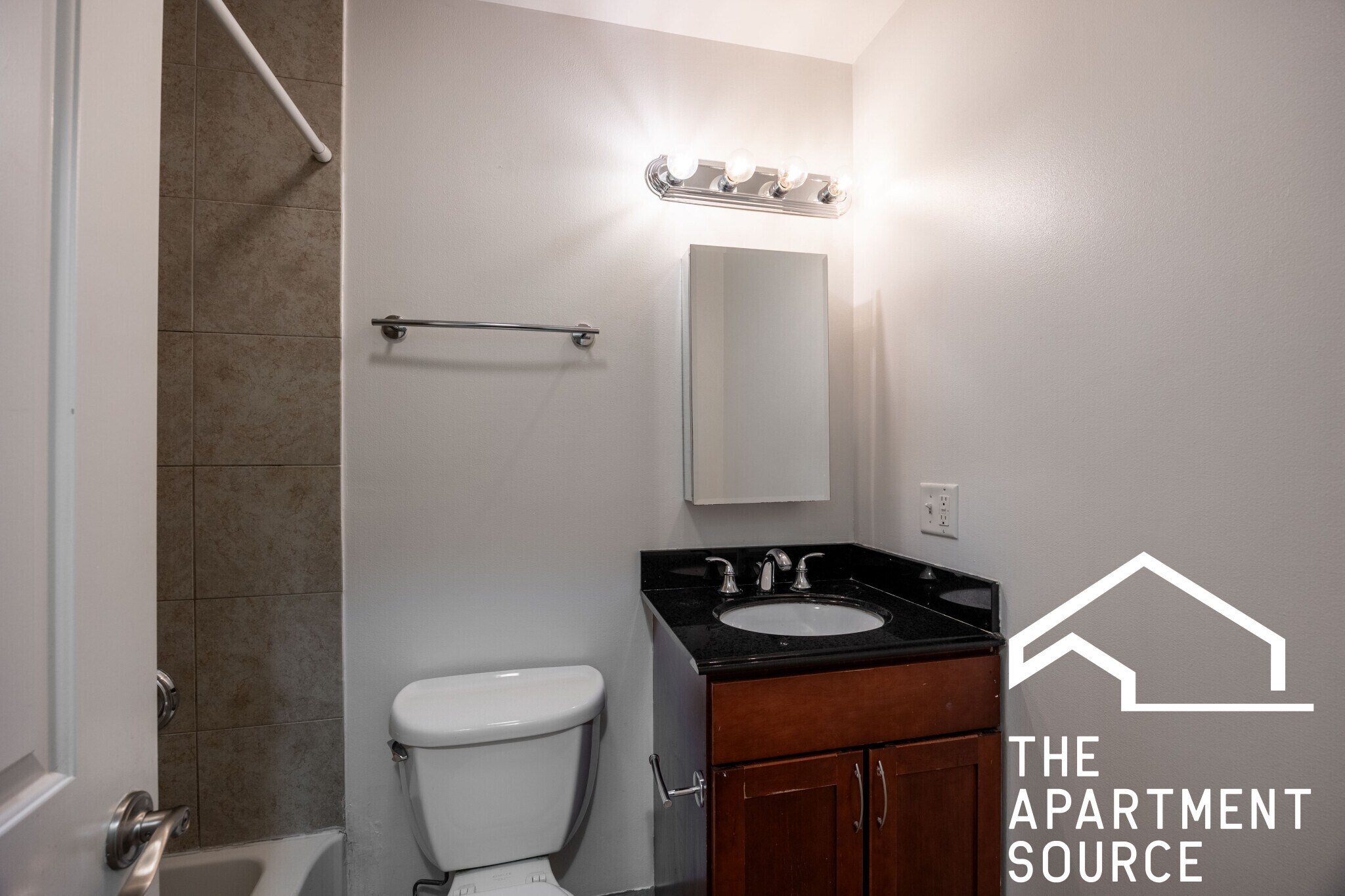 Building Photo - 628 W Wrightwood Ave