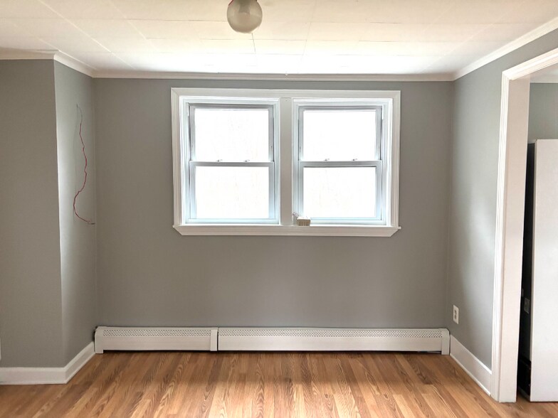 Building Photo - 337 Village St