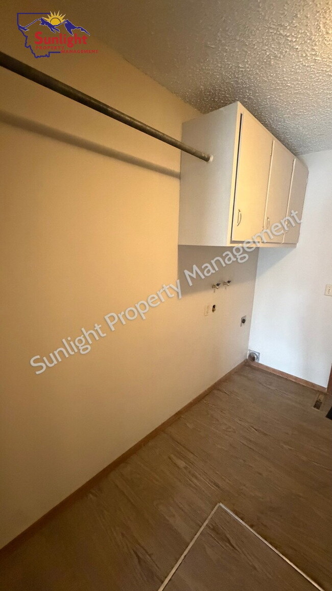 Building Photo - Spacious 2 Bedroom, 1 Bath Duplex with Garage and Laundry Room
